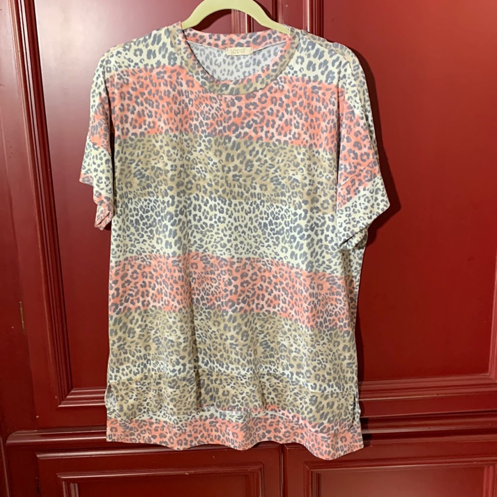 Animal print hi low tee